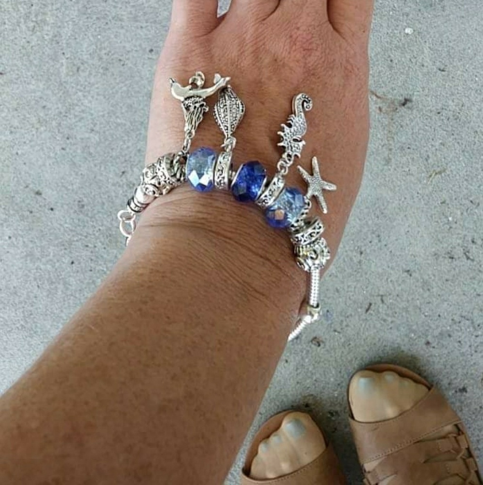 Bead bracelet w charms